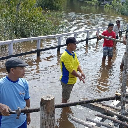 KEGIATAN GOTONG ROYONG JEMBATAN DARURAT